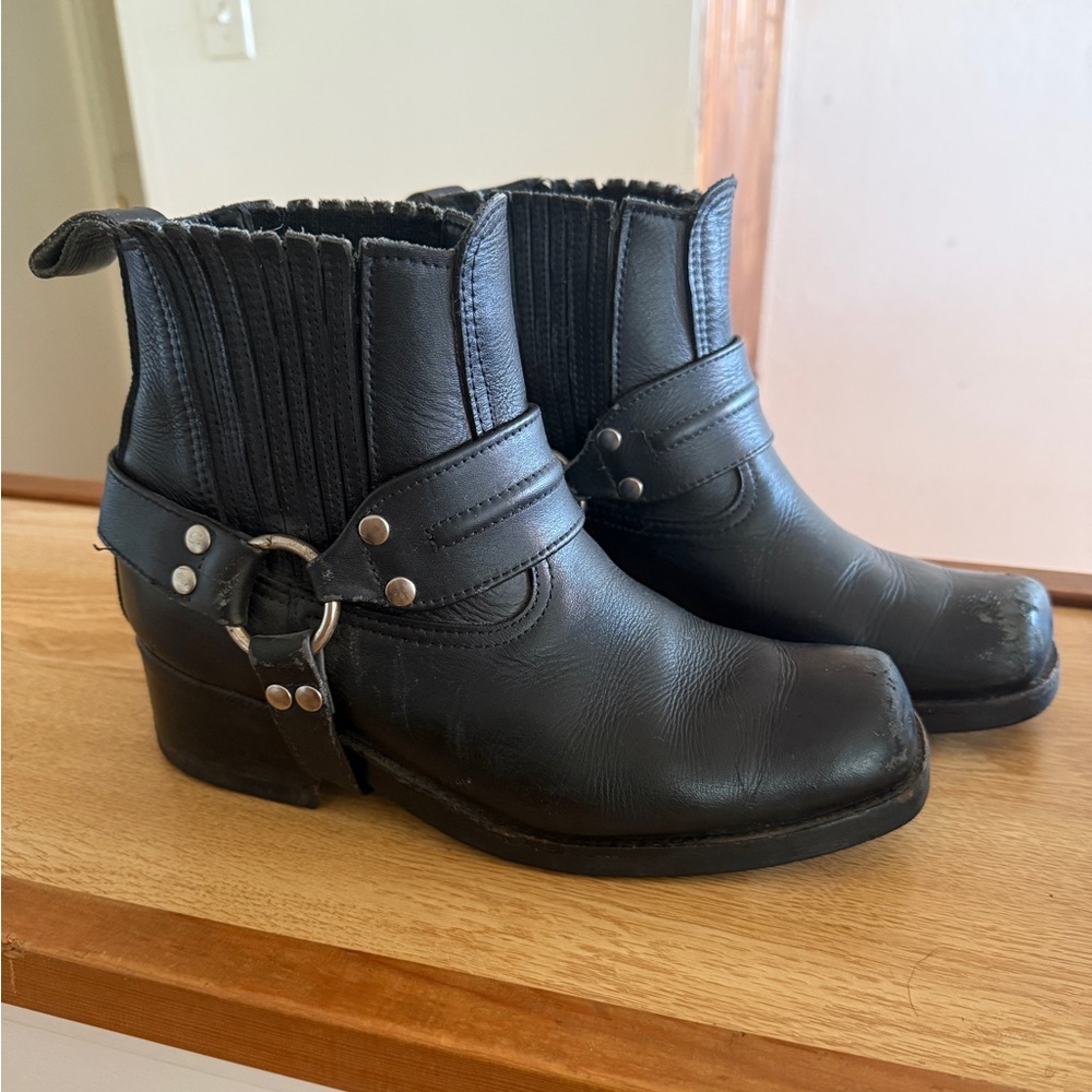 REAL LEATHER Black Chelsea Boots from @vilelaboots